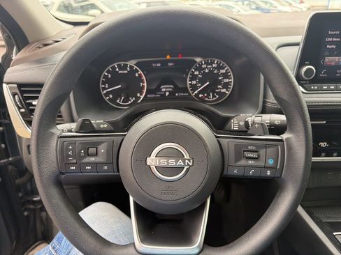 Used 2023 Nissan Rogue SV image 17