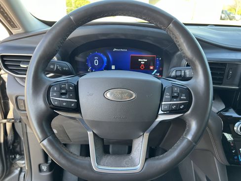Used 2022 Ford Explorer Platinum w/ Equipment Group 601A image 18