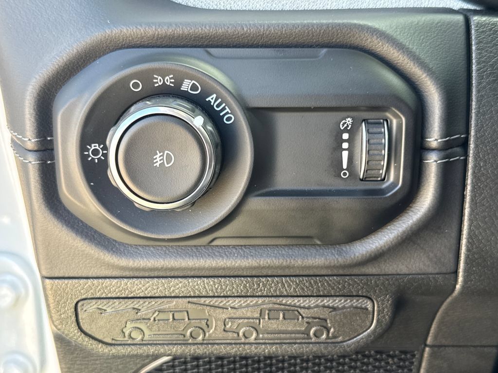 Used 2025 Jeep Wrangler Unlimited Sahara AWD/4WD image 28