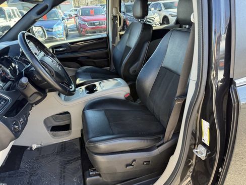 Used 2019 Dodge Grand Caravan SXT image 7