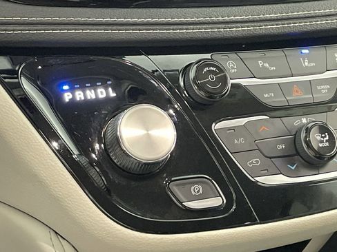 Used 2023 Chrysler Pacifica Limited image 15