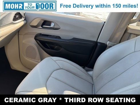 Used 2021 Chrysler Pacifica Touring-L image 23