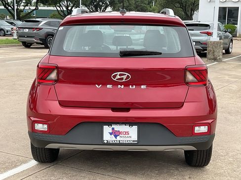 Used 2025 Hyundai Venue SEL FWD image 4