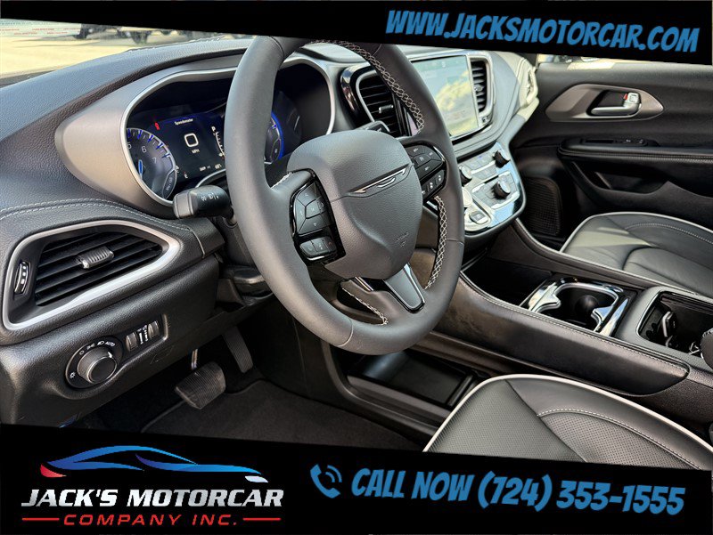 Used 2027 Chrysler Pacifica Limited FWD image 21
