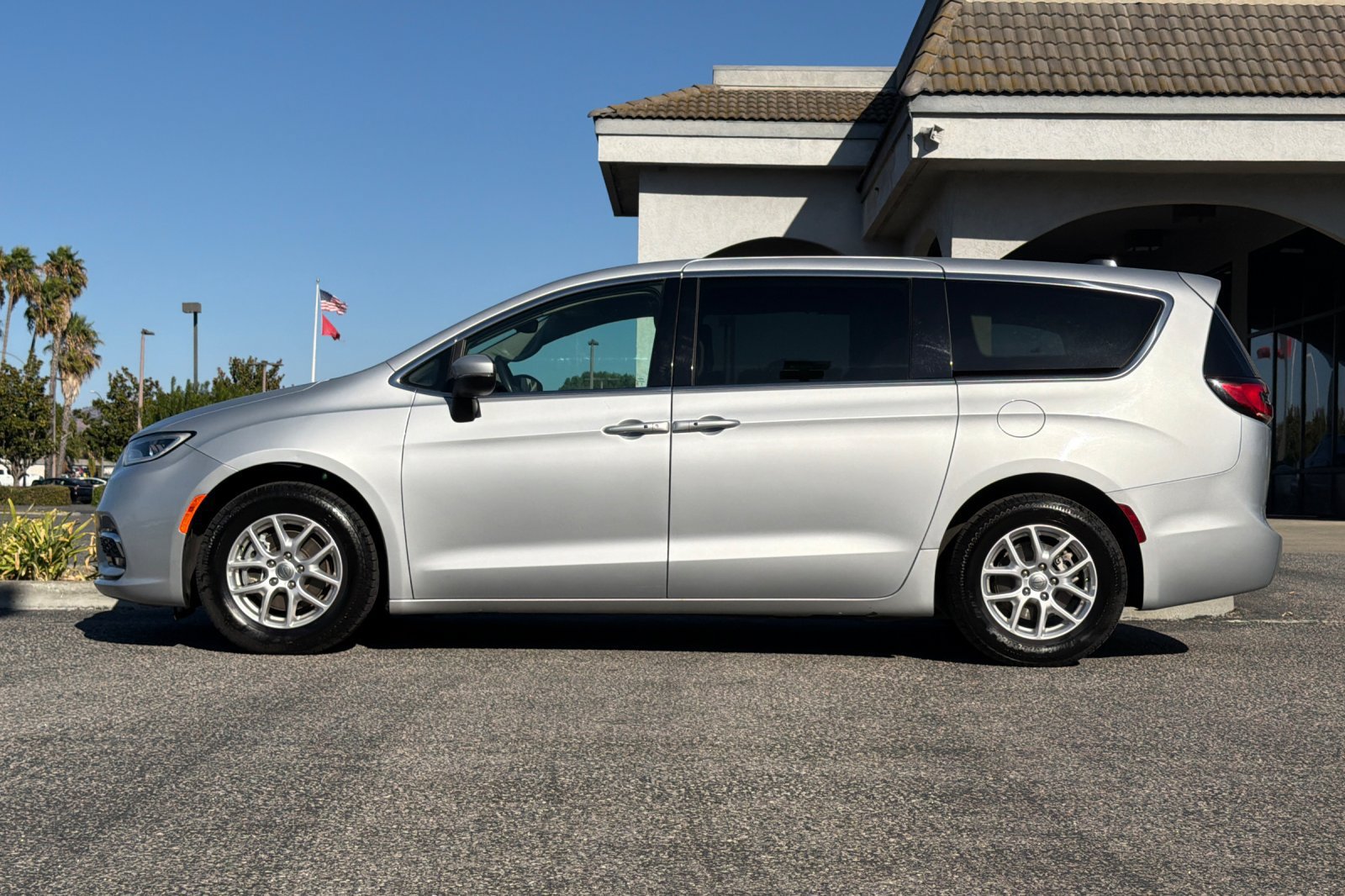 Used 2023 Chrysler Pacifica Touring-L FWD image 7