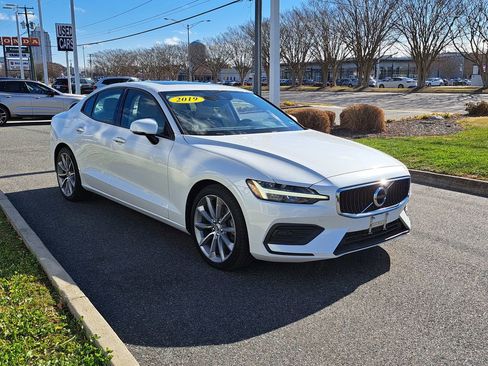 Used 2019 Volvo S60 T5 Momentum w/ Premium Package image 2