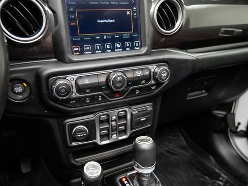 Used 2019 Jeep Wrangler Unlimited Sahara AWD/4WD image 30