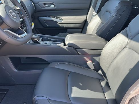 New 2025 Nissan Pathfinder SL image 10