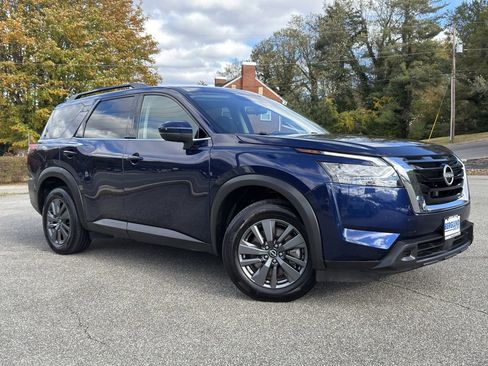 Used 2024 Nissan Pathfinder SV image 2