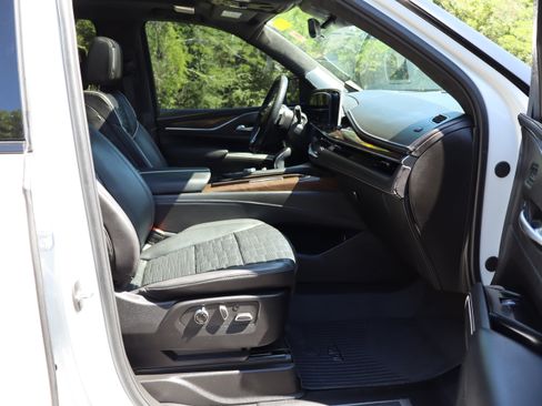 Used 2024 Cadillac Escalade ESV Premium Luxury Platinum w/ Heavy-Duty Trailer Package AWD/4WD image 23