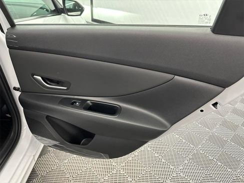 New 2025 Hyundai Elantra Limited image 17