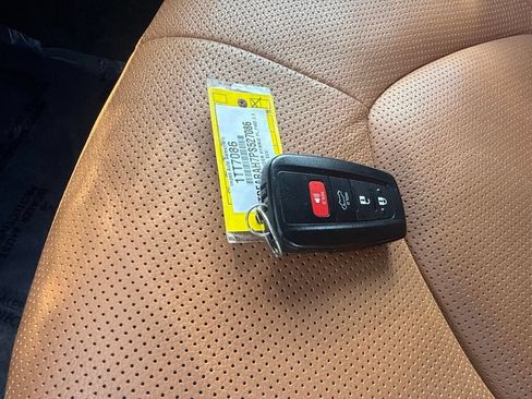 Used 2023 Toyota Highlander Platinum FWD image 22