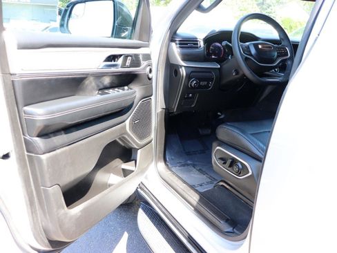 Used 2024 Jeep Wagoneer L Series II w/ Flexible Seating Group AWD/4WD image 10