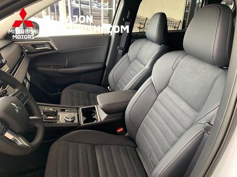 New 2025 Mitsubishi Outlander SE image 13