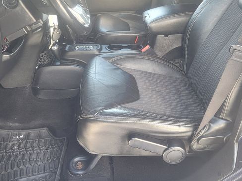 Used 2013 Jeep Wrangler Unlimited Sport image 11