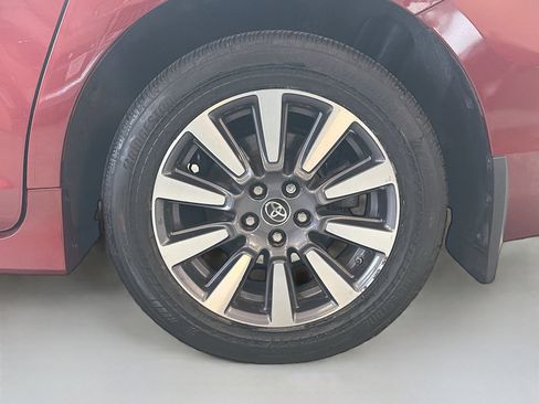 Used 2019 Toyota Sienna XLE image 11