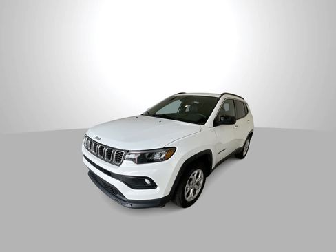 Used 2024 Jeep Compass Latitude AWD/4WD image 4