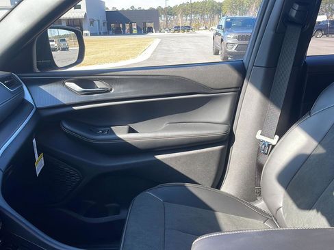 New 2025 Jeep Grand Cherokee Altitude image 21