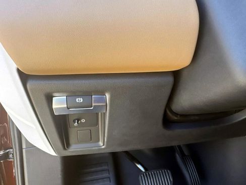 New 2025 Land Rover Defender 130 X-Dynamic SE image 31