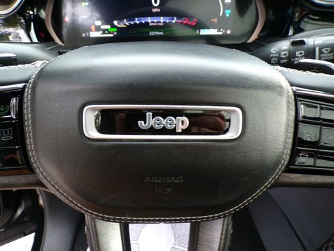 Used 2023 Jeep Grand Cherokee Overland w/ Luxury Tech Group IV AWD/4WD image 32