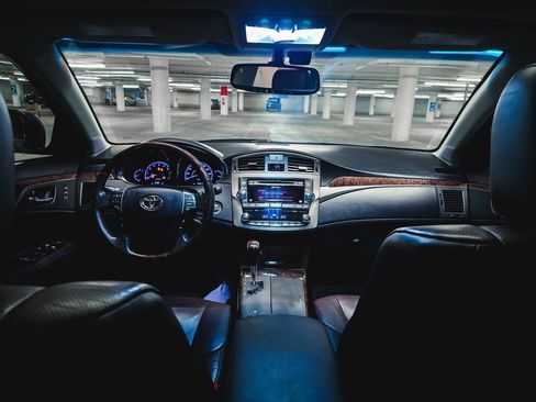 Used 2012 Toyota Avalon Limited FWD image 3