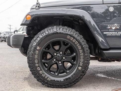 Used 2017 Jeep Wrangler Unlimited Sahara w/ Connectivity Group AWD/4WD image 36