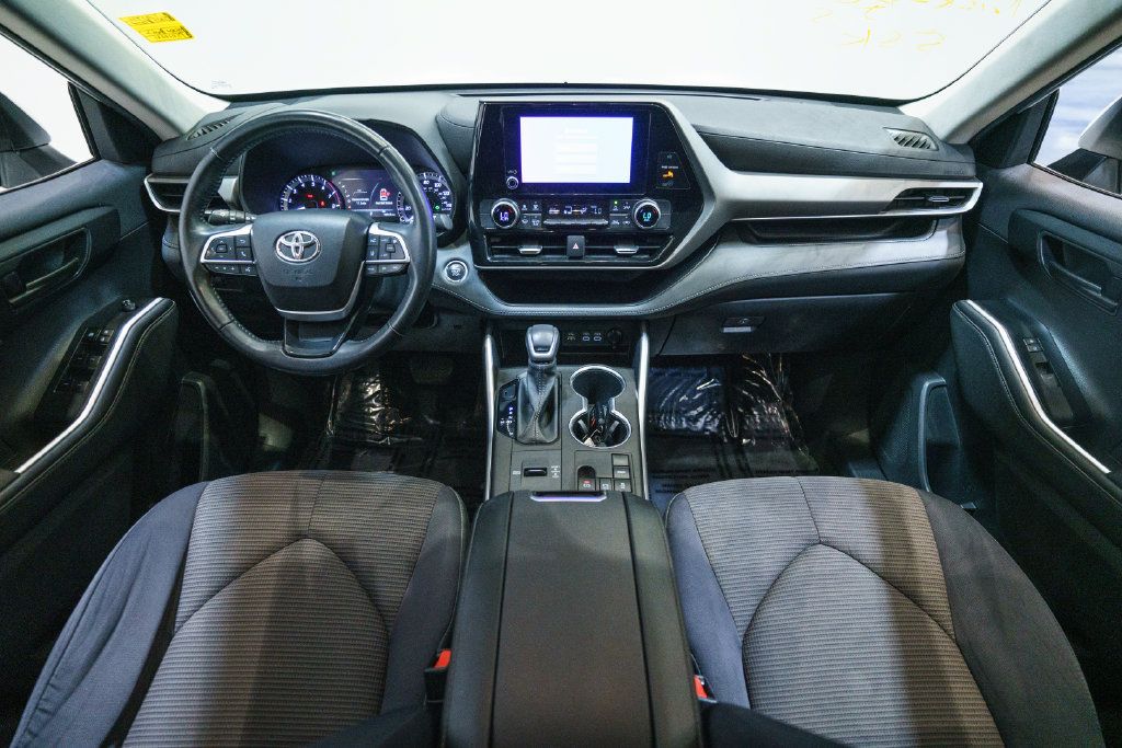 Used 2023 Toyota Highlander LE FWD image 9