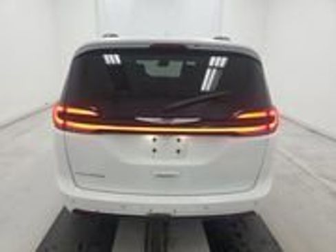 Used 2022 Chrysler Pacifica Touring-L w/ Uconnect Theater Family Group image 5
