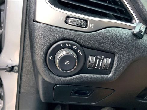 Used 2019 Jeep Cherokee Latitude Plus FWD image 33