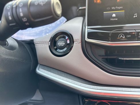 Used 2025 Jeep Compass Limited image 27