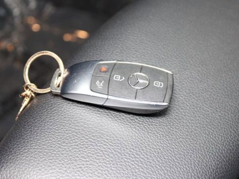 Used 2020 Mercedes-Benz GLB 250 4MATIC w/ Premium Package image 15