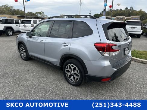 Used 2022 Subaru Forester Premium image 3