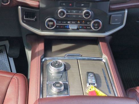 Used 2024 Ford Expedition Limited image 18