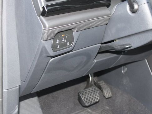 Used 2025 Volkswagen Atlas Cross Sport SE image 24