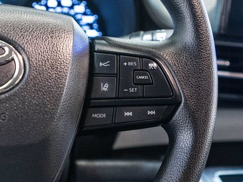 Certified 2025 Toyota Sienna LE FWD image 19