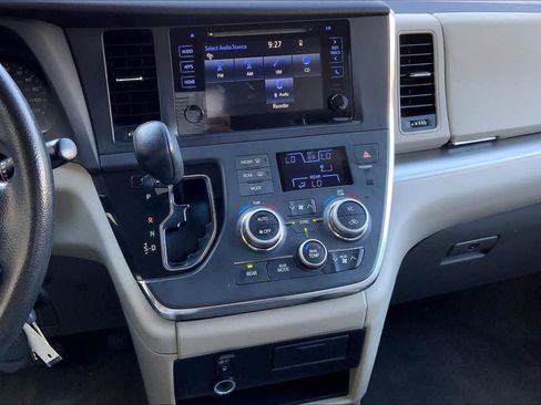 Used 2015 Toyota Sienna LE AWD/4WD image 7