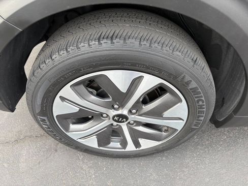 Used 2020 Kia Niro EX Premium image 9