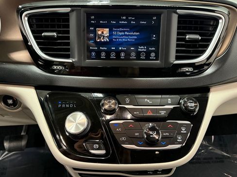 Used 2018 Chrysler Pacifica Touring-L FWD image 20
