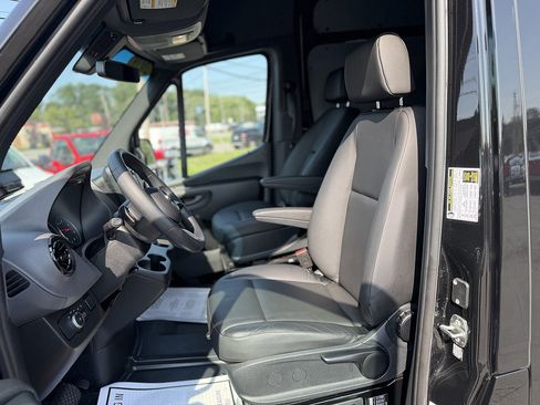 Used 2025 Mercedes-Benz Sprinter 2500 image 11