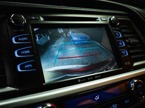 Used 2019 Toyota Highlander XLE FWD image 21