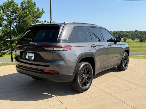 Used 2025 Jeep Grand Cherokee Altitude AWD/4WD image 6