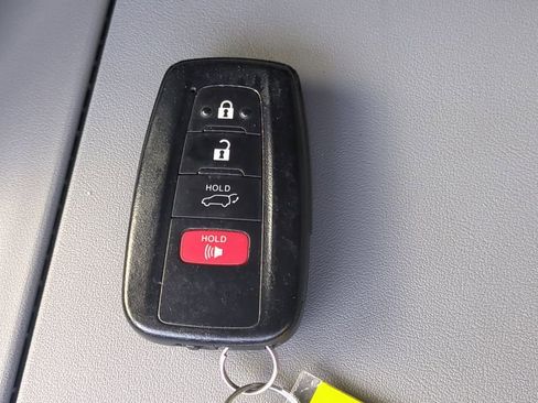Used 2020 Toyota Highlander XLE FWD image 29