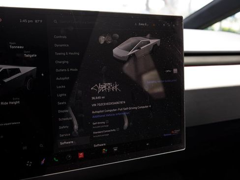 Used 2025 Tesla Cybertruck AWD Crew Cab image 33