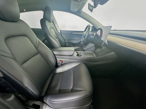 Used 2025 Tesla Model Y Long Range image 31