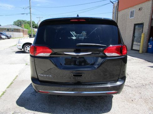 Used 2017 Chrysler Pacifica Touring-L FWD image 4