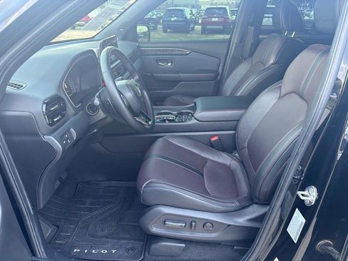 Certified 2025 Honda Pilot Black Edition image 8