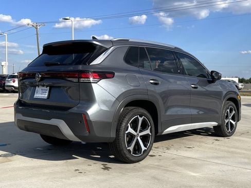 New 2025 Volkswagen Tiguan SE image 8