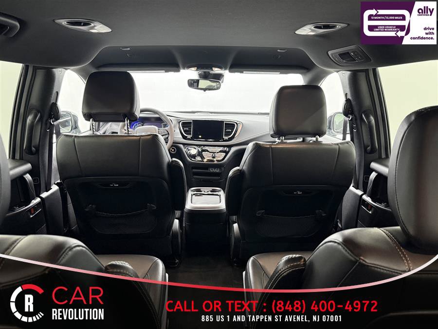 Used 2024 Chrysler Pacifica Limited FWD image 11