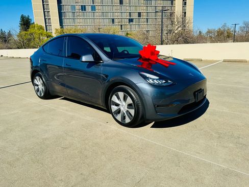 Used 2022 Tesla Model Y Long Range AWD/4WD image 3