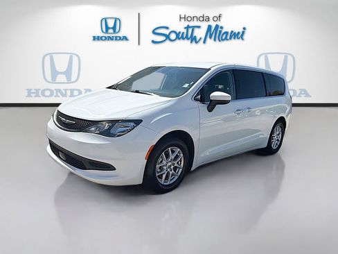 Used 2023 Chrysler Voyager LX FWD image 3